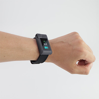 Black heat measurement device with display on, worn on the wrist
